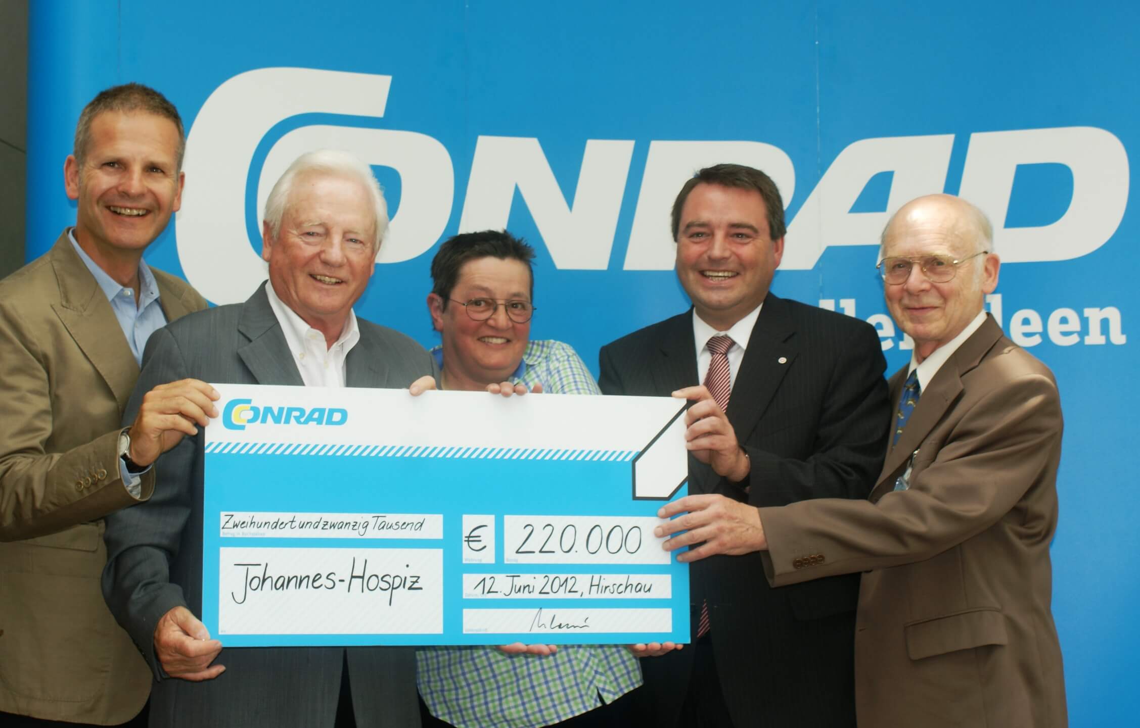 Spendenübergabe durch einen Unternehmenspartner